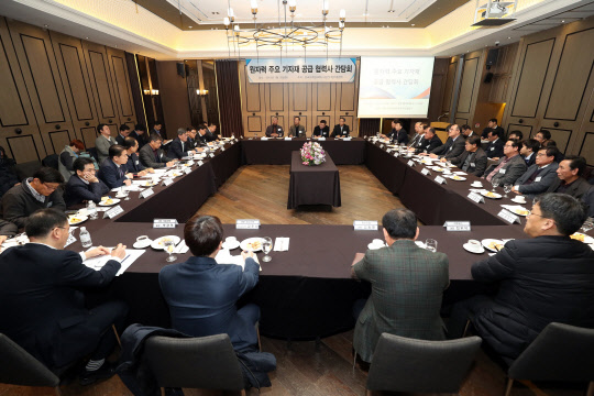 한국수력원자력이 15일 경남 창원시 풀만 앰배서더 호텔에서 경남지역 원자력 주요기기 공급 협력사들과 간담회를 갖고 있다. <한수원 제공>